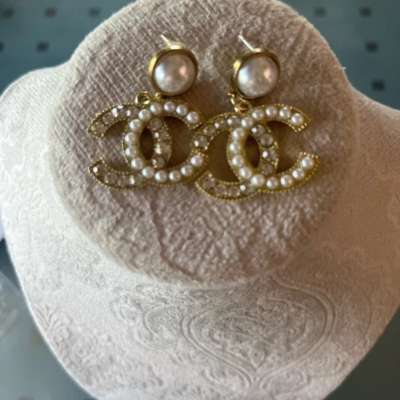 Gold tone Fashion Inspired faux Pearl Earrings with Intricate Design - Picture 3 of 4
